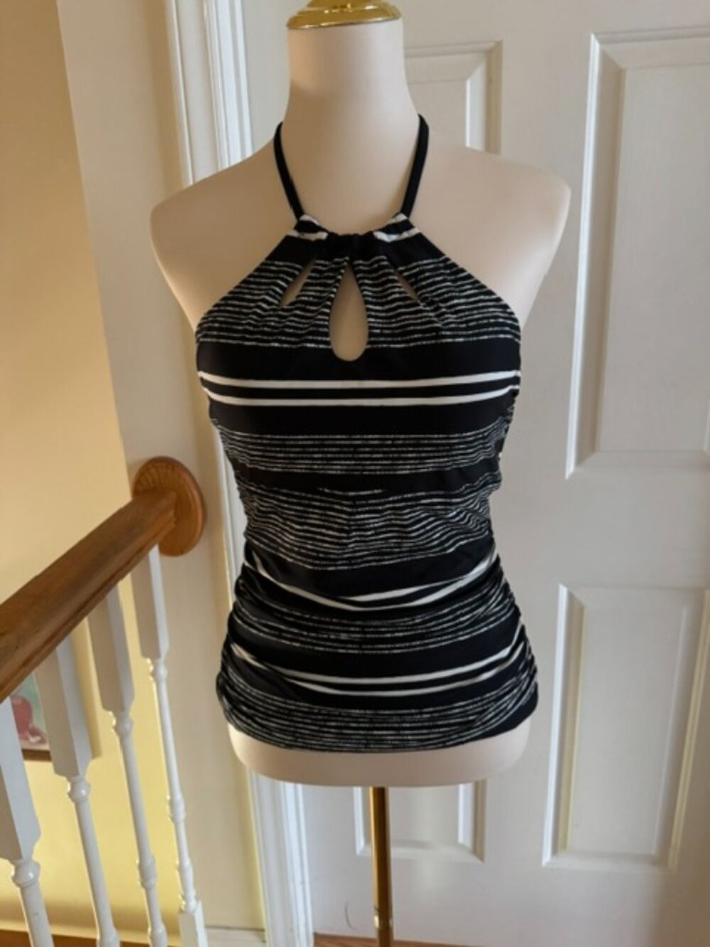 Island Waves Black White Striped Halter Keyhole Tankini Swim Top Sz 8 EUC